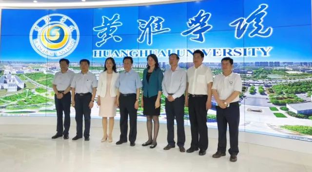 中華職業教育社理事長陳昌智、河南省副省長霍金花一行參觀展廳